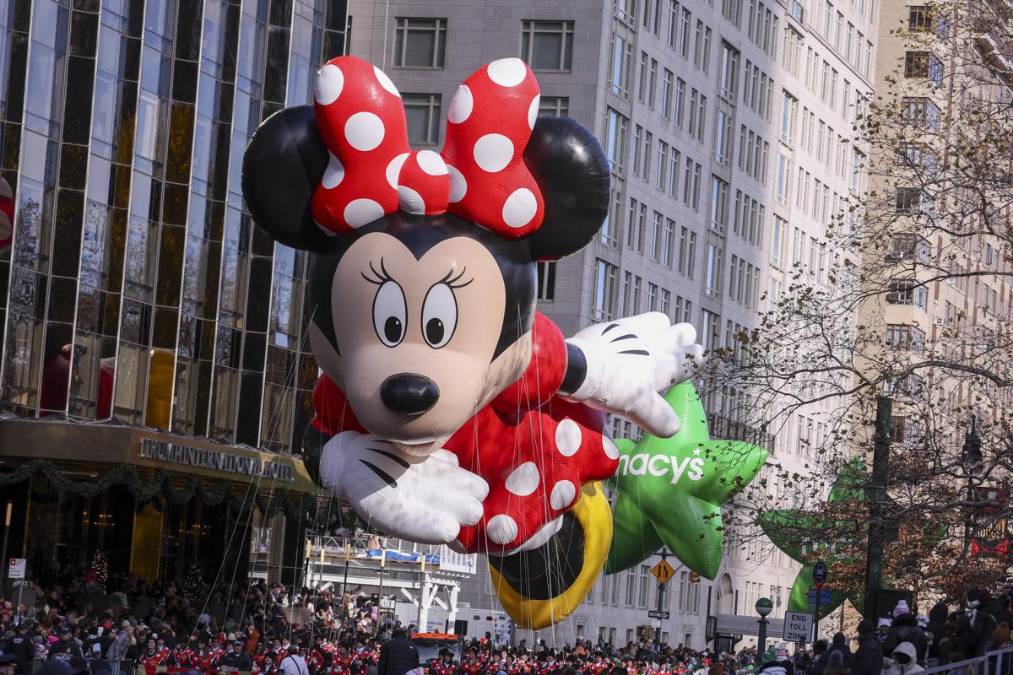 <i>En el desfile, organizado cada año por la cadena Macy's, no faltaron personajes tradicionales como Minnie, Bob Esponja, Spider-Man, Santa Claus, un gran 'Buzz Lightyear' flotante o, por supuesto, el pavo de Acción de Gracias. EFE/EPA/SARAH YENESEL</i>