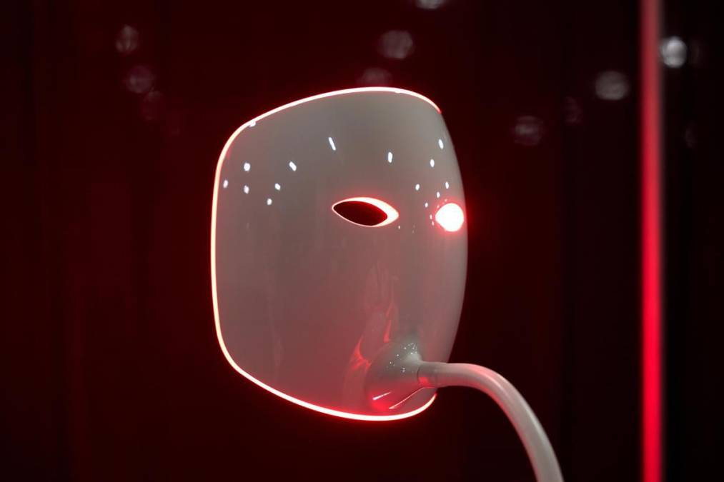 <i>La máscara facial de luz roja led Ove se exhibe durante la feria CES Unveiled Las Vegas de 2025, que se celebra en el hotel Mandalay Bay de Las Vegas (Nevada, EE.UU.)</i>