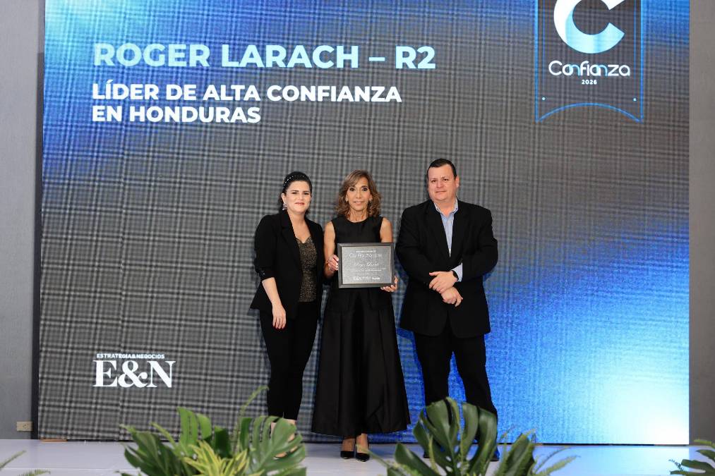 Roger Larach, cofundador y CEO de R2, en representacion recibe Diana Faraj de Larach 