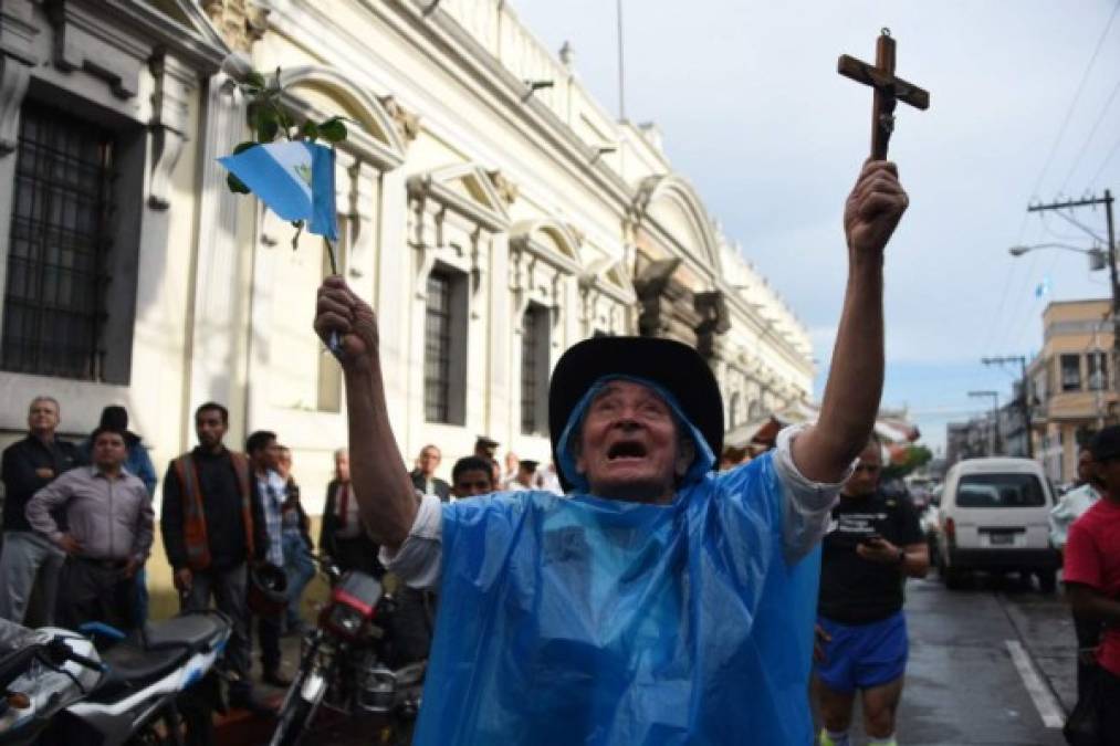 Justicia prohíbe salir del país al presidente de Guatemala