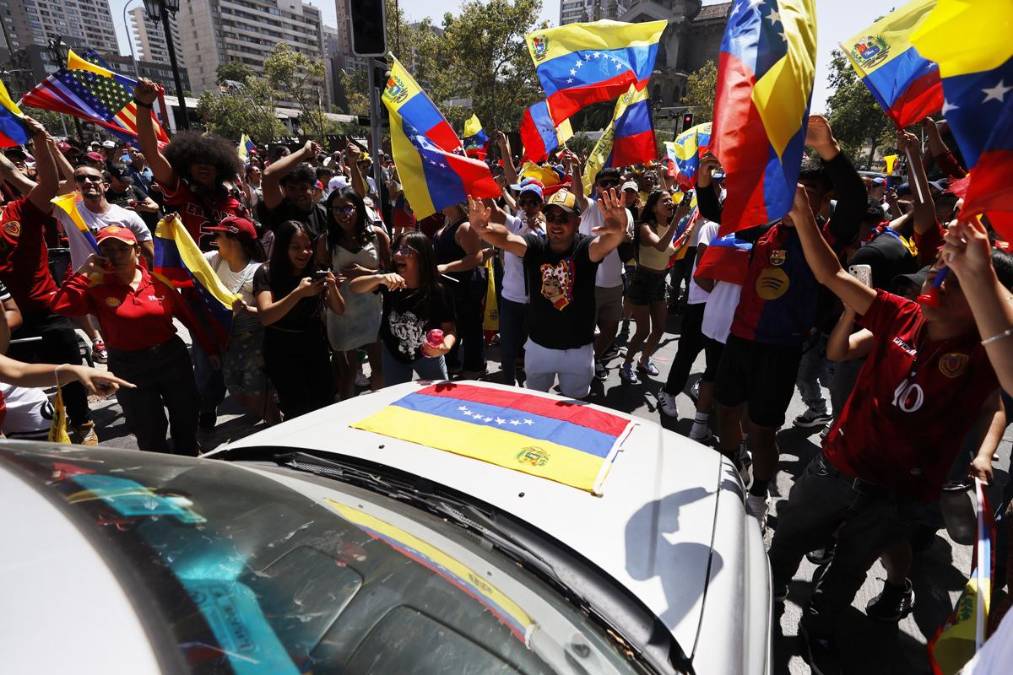 Ciudadanos venezolanos celebran durante una manifestación este sábado, en Santiago (Chile). Miles de venezolanos salieron a las calles para celebrar entre vítores, llantos y cánticos la detención por parte de Estados Unidos del presidente de Venezuela, Nicolás Maduro, y muchos expresaron su deseo de volver a su patria a reencontrarse con sus seres queridos. EFE/ Elvis González