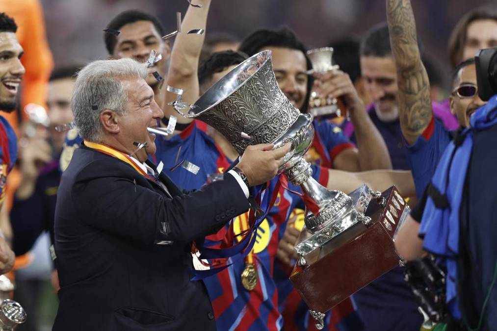 YEDA (ARABIA SAUDÍ), 11/01/2026.- El presidente del FC Barcelona, Joan Laporta, levanta el trofeo de campeones a la finalización del encuentro de la final de la Supercopa de España que han disputado FC Barcelona y Real Madrid, este domingo en el estadio Ciudad Deportiva del Rey Abdalá de Yeda (Arabia Saudí). EFE/ Kai Försterling