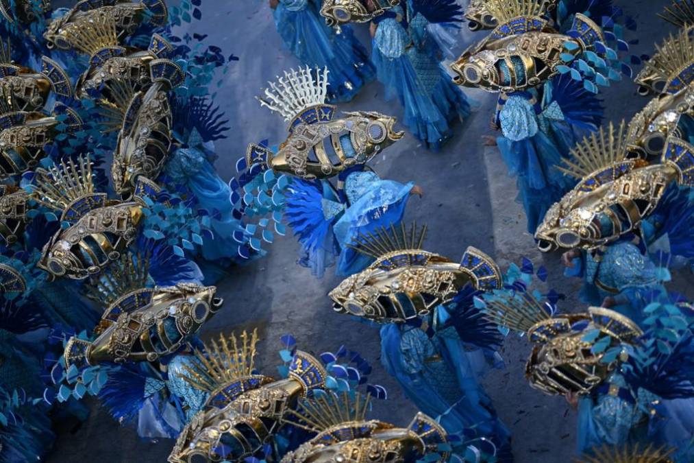 El carnaval hace vibrar el Sambódromo de Rio