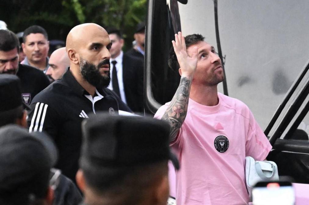 <i>El delantero argentino del Inter de Miami, Lionel Messi, saluda a un aficionado a su llegada al estadio de Cuscatlán antes del partido amistoso de fútbol entre la selección salvadoreña y el Inter Miami de Estados Unidos en San Salvador, el 19 de enero de 2024. (Foto de Marvin RECINOS / AFP)</i>
