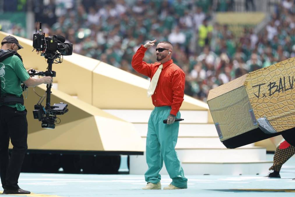 El cantante colombiano J Balvin se presenta este jueves, en la inauguración del Mundial de la FIFA 2026. El originario de Medellín le abrió el escenario a su compatriota, Shakira, la reina de este Mundial con el tema ‘Dai Dai’ que comparte con el nigeriano Burna Boy, quienes acompañaron con su voz la pasión de aficionados nacionales e internacionales que este jueves vibran en las gradas del Azteca. EFE/ Sashenka Gutierrez