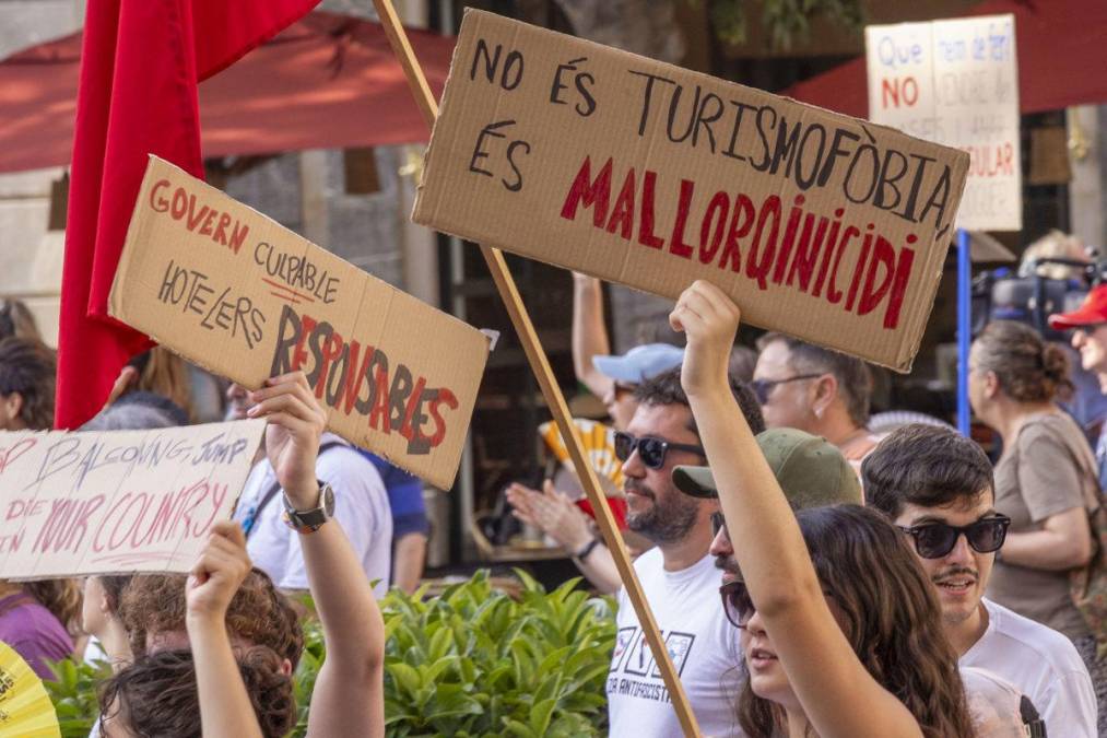 <i>Manifestación convocada por decenas de entidades sociales contra el turismo masivo y sus consecuencias con el lema 'Por el derecho a una vivienda digna. Stop a la turistificación' este domingo, en Palma de Mallorca. EFE/ Cati Cladera</i>