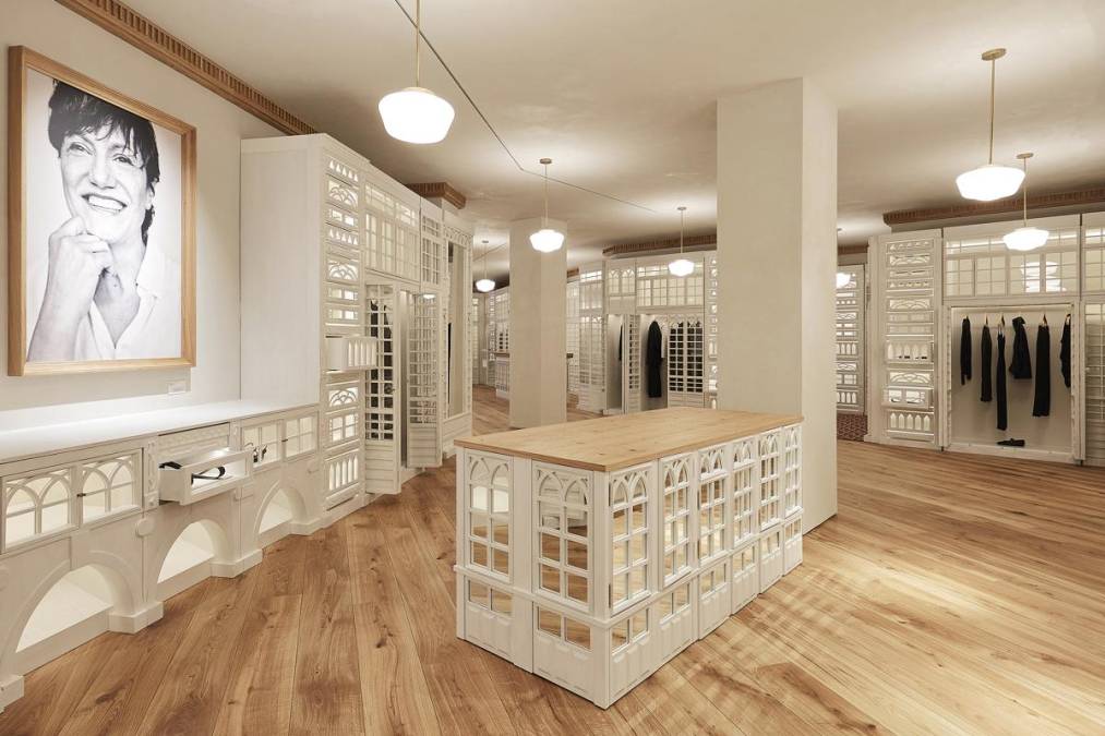 <i>Vista de la primera tienda de Zara que el 9 de mayo de 1975, Amancio Ortega abrió en la calle Juan Flórez de A Coruña. Inditex, la mayor empresa cotizada española y un gigante mundial de la moda, celebra este viernes el 50 aniversario de la apertura de la primera tienda de Zara, la marca que catapultó a un emporio que hoy alcanza una capitalización bursátil de 144.000 millones de euros. EFE/Inditex</i>