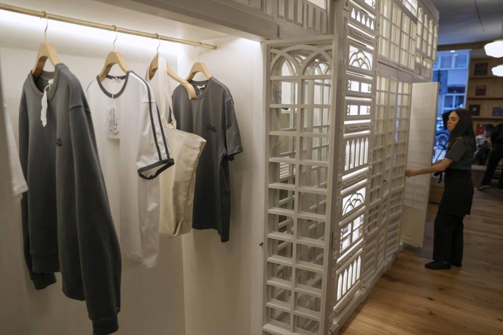 <i>Interior de la primera tienda que Zara abrió en 1975 en la céntrica calle de Juan Flórez de A Coruña durante el primero de los actos que tiene lugar con motivo del cincuenta aniversario de la marca, este viernes, día en que se cumple esta efeméride. EFE/Cabalar</i>