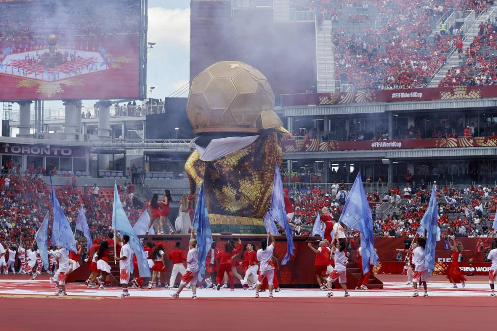 Artistas se presentan en la inauguración del Mundial de la FIFA 2026, en el estadio BMO Field de Toronto (Canadá). EFE/Bienvenido Velasco