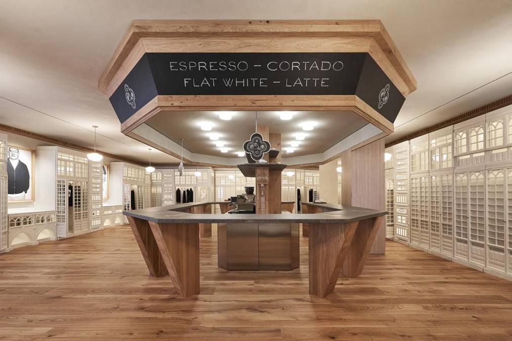<i>Vista de la primera tienda de Zara que el 9 de mayo de 1975, Amancio Ortega abrió en la calle Juan Flórez de A Coruña. Inditex, la mayor empresa cotizada española y un gigante mundial de la moda, celebra este viernes el 50 aniversario de la apertura de la primera tienda de Zara, la marca que catapultó a un emporio que hoy alcanza una capitalización bursátil de 144.000 millones de euros. EFE/Inditex </i>