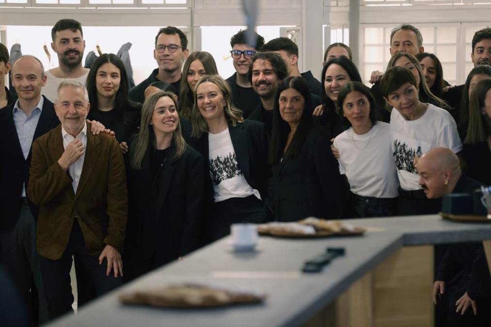 <i>La presidenta de Inditex, Marta Ortega (4i) y el consejero delegado, Óscar García Maceiras (i), en el primero de los actos que tiene lugar con motivo del cincuenta aniversario de Zara este viernes, día en que se cumple esta efeméride en la primera tienda que abrió bajo este nombre en 1975, situada en la céntrica calle de Juan Flórez de A Coruña. EFE/Cabalar</i>