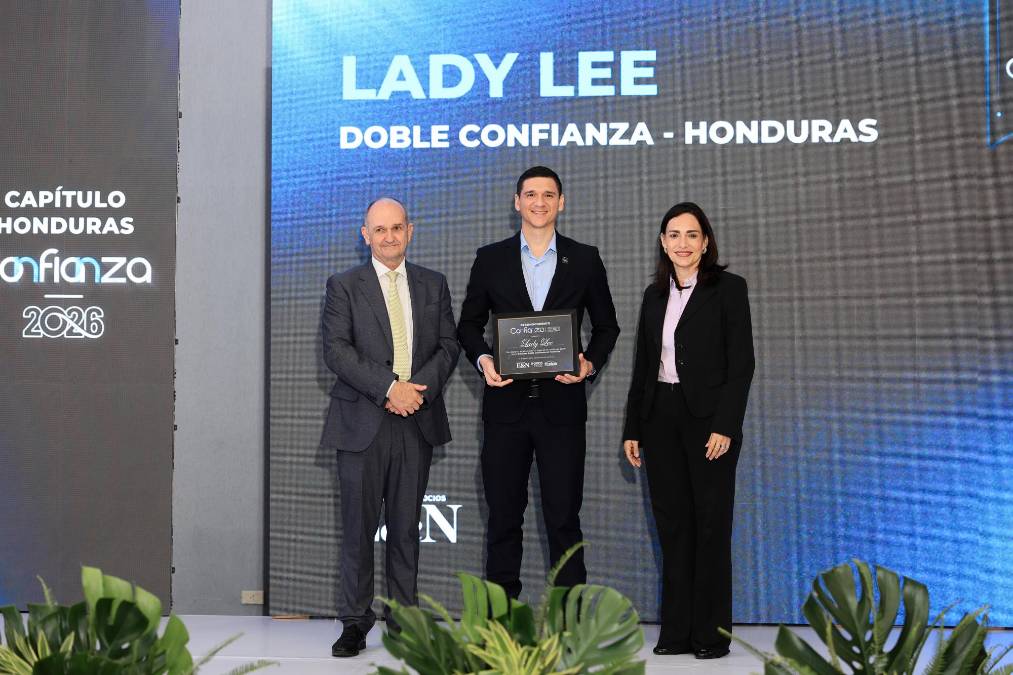  Lady Lee, Doble Confianza Honduras. Recibe reconocimiento Fabián Flores, Jefe de Asuntos Corporativos. 