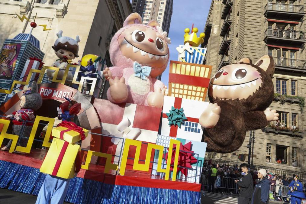 La carroza que transportaba a dos de estas gigantescas figuras, bautizadas como Labubu y Mokoko -el primero de color marrón y el segundo con pelaje rosa y nariz en forma de corazón- se paseó entre las calles de la Gran Manzana bajo el lema 'Friendsgiving in Pop City' FOTO EFE/EPA/SARAH YENESEL