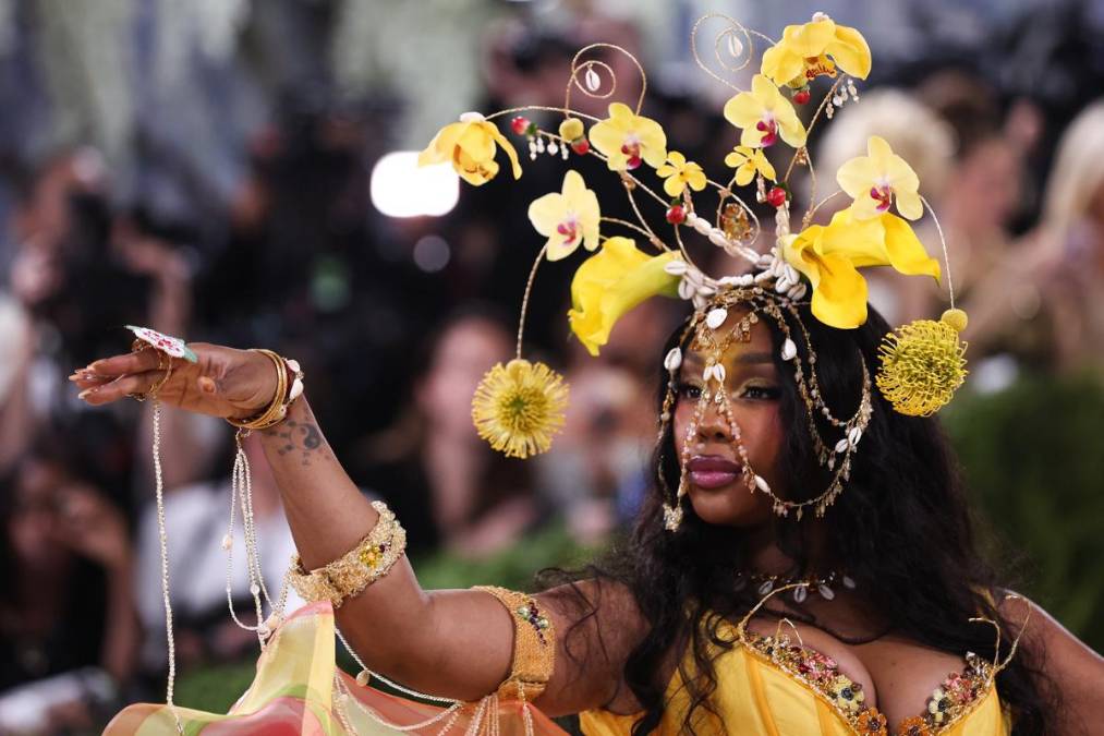 NUEVA YORK (Estados Unidos), 04/05/2026.- La cantante y compositora estadounidense SZA posa en la alfombra roja de la Met Gala 2026, la gala benéfica anual del Instituto del Traje del Museo Metropolitano de Arte, en Nueva York, Estados Unidos, el 4 de mayo de 2026. Este evento anual de alta costura, que se celebra el primer lunes de mayo, beneficia al Instituto del Traje del Museo Metropolitano de Arte, y la exposición de 2026 tiene como tema "Arte del Traje". (Nueva York) EFE/EPA/SARAH YENESEL