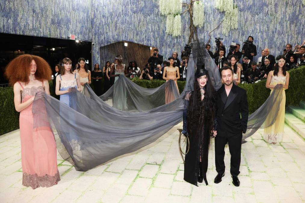NUEVA YORK (Estados Unidos), 05/05/2026.- La cantante y compositora estadounidense Madonna posa en la alfombra roja de la Met Gala 2026, la gala benéfica anual del Instituto del Traje del Museo Metropolitano de Arte, en Nueva York, Estados Unidos, el 4 de mayo de 2026. EFE/EPA/SARAH YENESEL