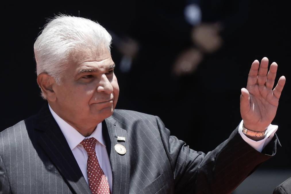 <i>El presidente de Panamá, José Raúl Mulino, saluda a su llegada a la ceremonia de investidura de la politóloga Laura Fernández como presidenta de Costa Rica para el periodo 2026-2030, este viernes, en el Estadio Nacional de San José (Costa Rica). EFE/ Jeffrey Arguedas</i>