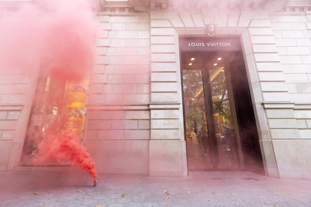 <i>Unas 600 personas se manifiestaron este domingo en Barcelona para protestar contra el turismo masivo en la ciudad. EFE/ Marta Pérez</i>