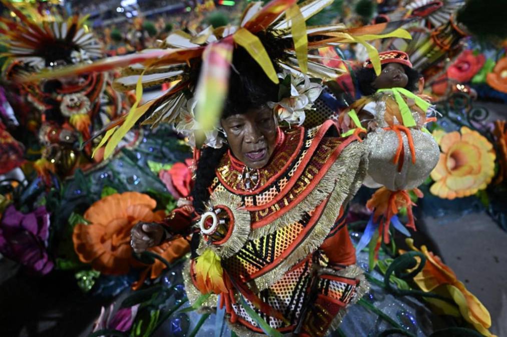 El carnaval hace vibrar el Sambódromo de Rio