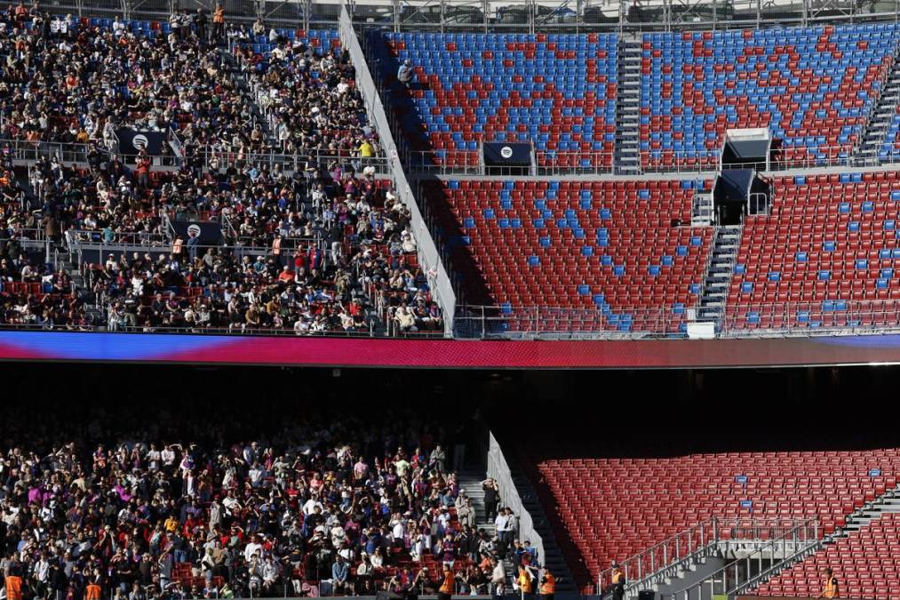 <i>"Ilusión" y "ganas" eran las palabras más repetidas. Algunos posaban frente a las obras para inmortalizar el momento, otros intercambiaban recuerdos, y todos respiraban la misma energía que solo el Spotify Camp Nou puede despertar. EFE/ Alberto Estévez</i>