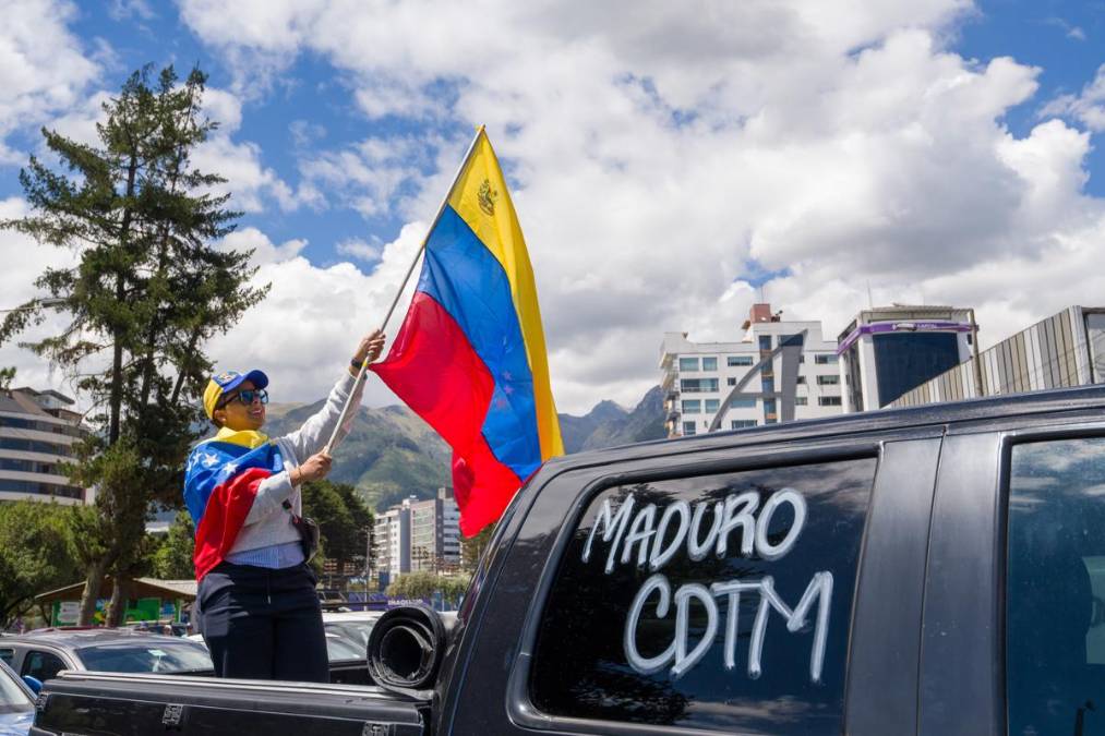 <i>Ciudadanos venezolanos celebran durante una manifestación este sábado, en Quito (Ecuador). Venezolanos residentes en Ecuador salieron a las calles para festejar la captura del presidente de Venezuela, Nicolás Maduro, por parte de las fuerzas militares estadounidenses y reclamar la asunción al poder del opositor Edmundo González Urrutia, considerado por parte de la comunidad internacional como el ganador de las elecciones celebradas el año pasado. EFE/ Santiago Fernández</i>