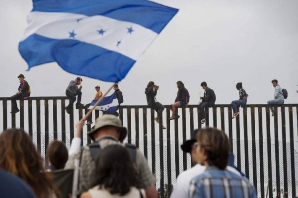 Migrantes centroamericanos llegan a frontera México-EEUU y planean pedir asilo