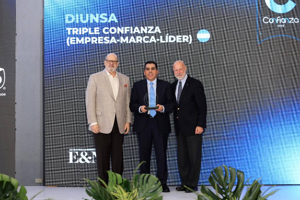 Diunsa, Triple Confianza Honduras. Recibe reconocimiento Mario Faraj, Presidente Ejecutivo Diunsa. 