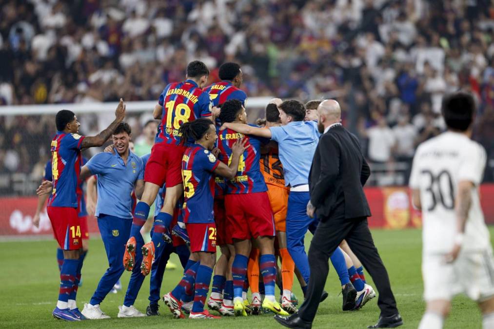 <i>Los jugadores del FC Barcelona celebran su victoria a la finalización del encuentro de la final de la Supercopa de España que han disputado FC Barcelona y Real Madrid, este domingo en el estadio Ciudad Deportiva del Rey Abdalá de Yeda (Arabia Saudí). EFE/ Kai Försterling</i>