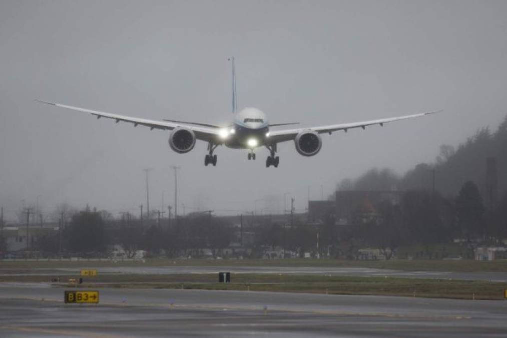 El 777X de Boeing, el mayor avión bimotor del mundo, hizo su vuelo inaugural