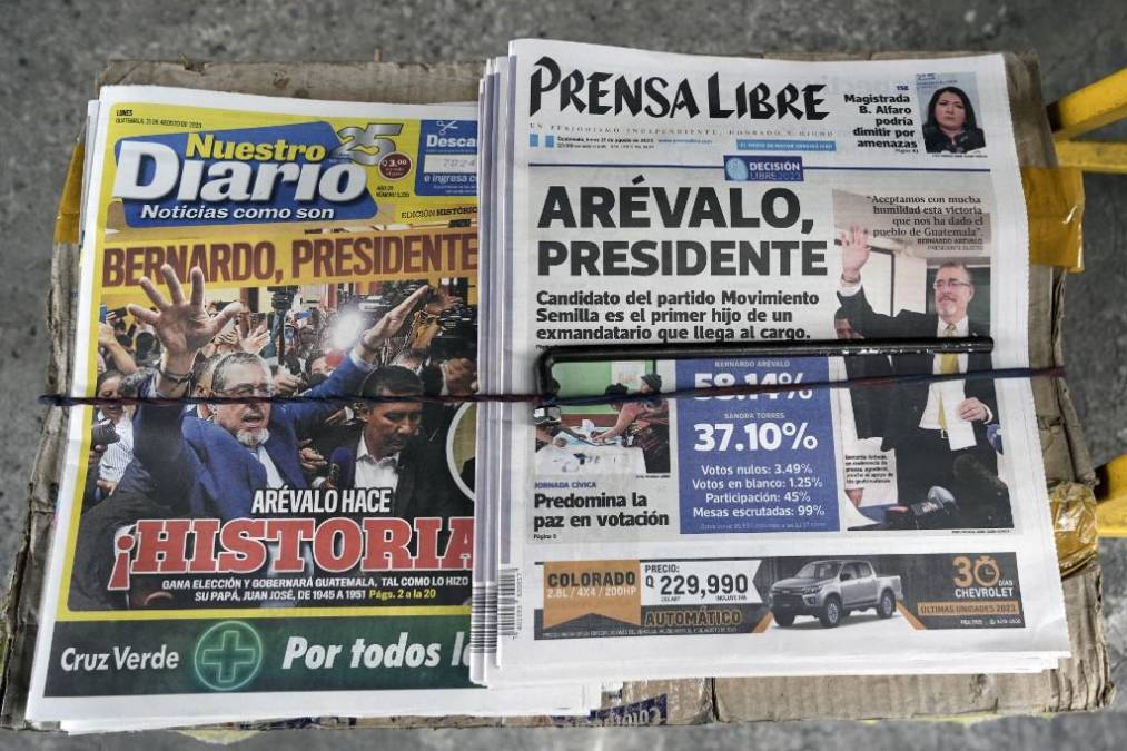 <i>Las portadas de los periódicos aparecen en la Ciudad de Guatemala el 21 de agosto de 2023, el día después de la segunda vuelta de las elecciones presidenciales. (Foto de Emmanuel Andrés / AFP)</i>