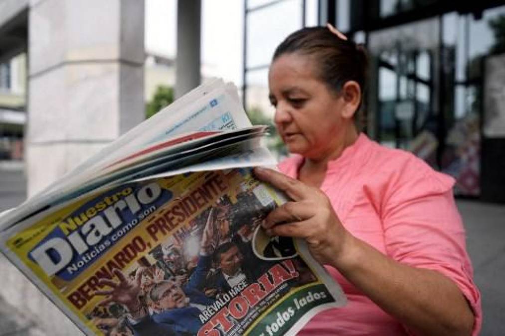 <i>Una mujer lee un periódico en la ciudad de Guatemala el 21 de agosto de 2023, el día después de la segunda vuelta de las elecciones presidenciales. El candidato Bernardo Arévalo obtuvo una victoria en las elecciones presidenciales de Guatemala, según mostraron los resultados finales el lunes, mientras prometía tomar medidas enérgicas contra la corrupción generalizada. (Foto de Emmanuel Andrés / AFP)</i>