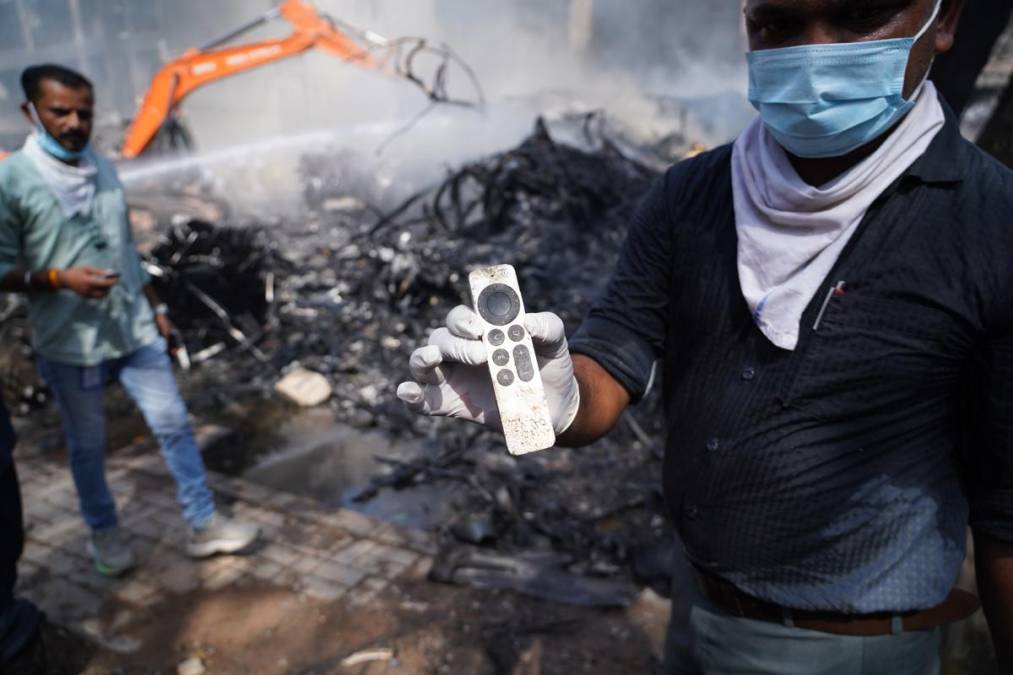 <i>Un agente muestra los restos recuperados en el lugar del accidente aéreo cerca del Aeropuerto Internacional Sardar Vallabhbhai Patel en Ahmedabad, Gujarat, oeste de la India, el 12 de junio de 2025.EFE/EPA/SIDDHARAJ SOLANKI</i>