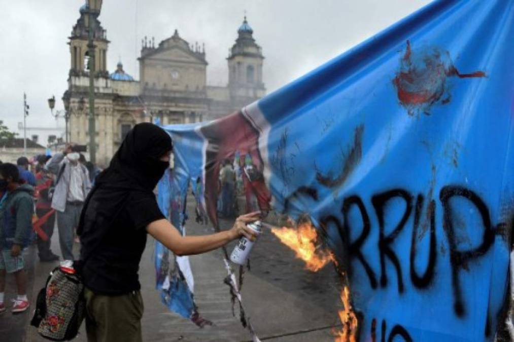 Una protesta este jueves para pedir la reunicia del presidente de Guatemala, Alejandro Giammattei, y de la fiscal general, Consuelo Porras, por supuestos actos de corrpción y el manejo de la pandemia, incluyó al menos 20 cortes carreteros en varios puntos del país y manifestaciones en la capital.(Photo by Orlando ESTRADA / AFP)