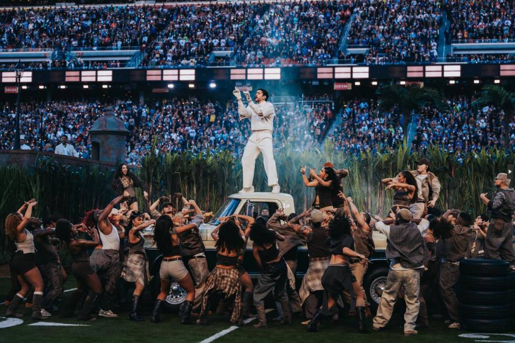 <i>El puertorriqueño lideró este domingo el espectáculo de medio tiempo en un Super Bowl histórico, al ser el primer artista con un repertorio musical íntegramente en español. EFE/Acoustyle </i>