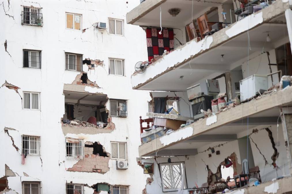 Vista de los daños registrados en varios edificios por los terremotos, en la localidad de Catia La Mar, en el estado costero de La Guaira (Venezuela) este jueves. La mandataria señaló que hubo derrumbes de edificios en varias zonas de Caracas, así como afectaciones en sectores de los estados Miranda, La Guaira, Falcón y Carabobo, por lo que pidió mantener la unidad y la calma a los ciudadanos. EFE/ Ronald Pena R.