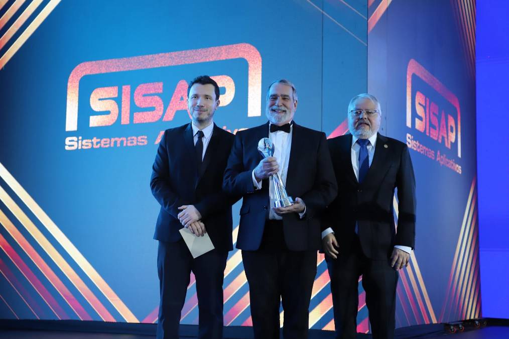 <i>En la Categoría Sector Servicios y Contact Center &amp; BPO, el galardón fue para Sistemas Aplicativos, S. A. (SISAP). Nació en Guatemala hace más de cuatro décadas y hoy presta servicios de ciberseguridad en doce países. (Foto: Agexport)</i>