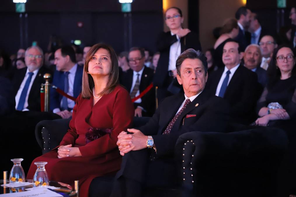 <i>La noche de gala reunió a altas autoridades y representantes del sector privado, organismos internacionales y la sociedad civil para reconocer, el 29 de octubre, a las empresas Plantaciones Nahualate, FOGEL y Sistemas Aplicativos, S. A. (SISAP), por su esfuerzo, innovación y resiliencia, al llevar el nombre de Guatemala a nuevos mercados y generar oportunidades de empleo para el país. (Foto: Agexport)</i>