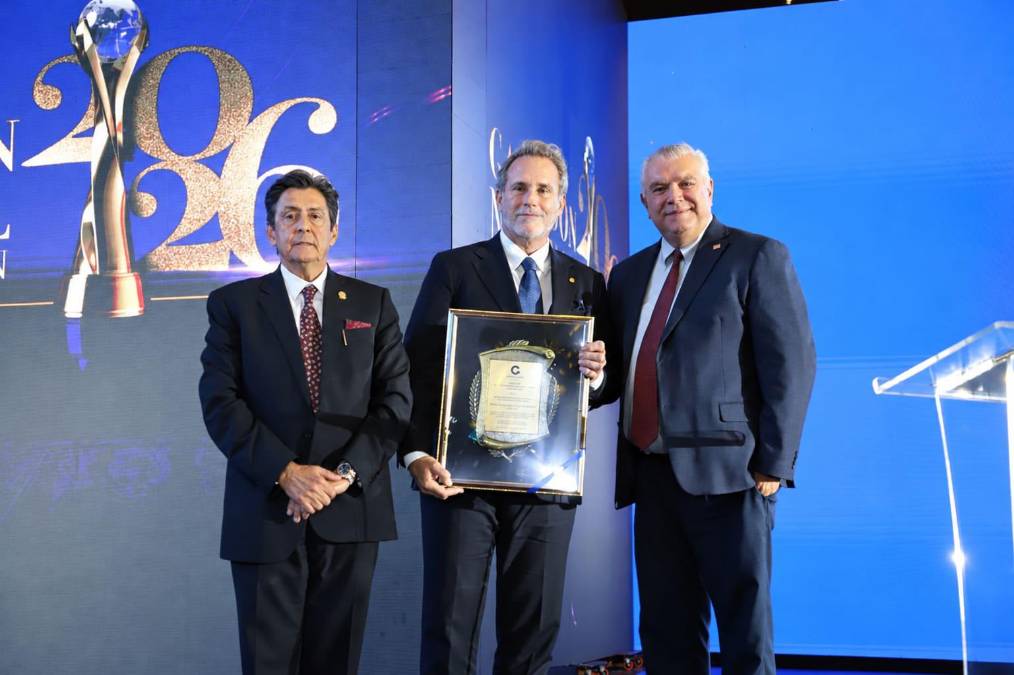 <i>La Junta Directiva de AGEXPORT entregó el reconocimiento especial como Institución de Apoyo al </i><i><b>INGUAT</b></i><i>, por su trabajo y enfoque en fortalecer la imagen de Guatemala para el crecimiento del turismo internacional y nacional. (Foto: Agexport)</i>
