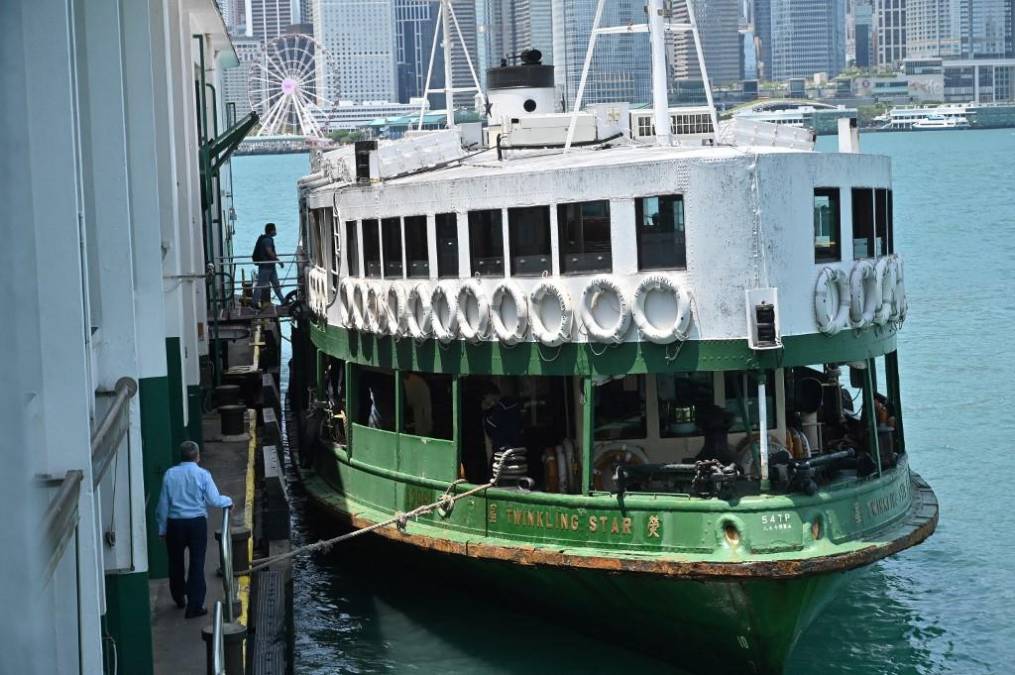 <i>Los pasajeros abordan un Star Ferry en el puerto Victoria de Hong Kong el 4 de mayo de 2022. Foto de Peter PARQUES / AFP</i>