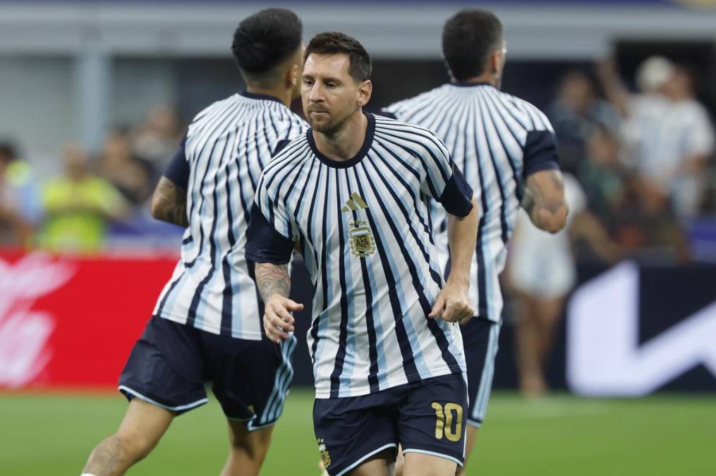 <i>El delantero argentino Leo Messi, durante el calentamiento antes del partido del Mundial 2026 entre Argentina y Austria, este lunes en Arlington, Texas. EFE/Mariscal</i>