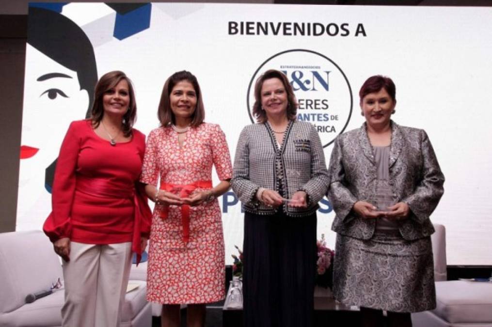 El primer panel ha estado moderado por la periodista Glenda Umaña (izquierda), en el que han participado la exministra de Comunicaciones y Estrategia de Honduras, Hilda Hernández; la vicepresidenta de Costa Rica, Ana Helena Chacón; y la Fiscal General de Guatemala, Thelma Aldana.