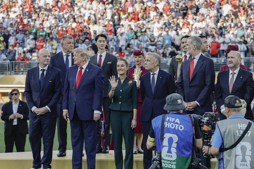 Desde la izquierda, el presidente de la FIFA, Gianni Infantino, el presidente de EE.UU., Donald Trump, la presidenta de México, Claudia Sheinbaum, el primer ministro de Canadá, Mark Carney, el rey Felipe VI de España y el presidente de la Real Federación Española de Fútbol (RFEF), Rafael Louzán Abal en las premiaciones del Mundial de la FIFA 2026 tras la final entre España y Argentina. EFE/ Lavandeira Jr