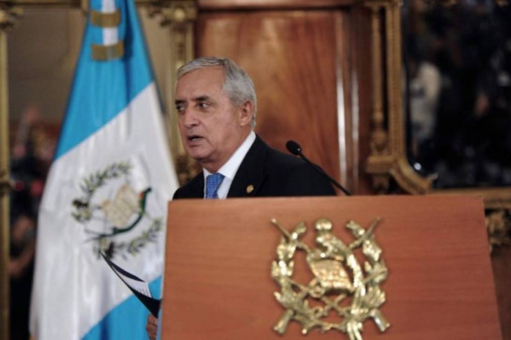 Justicia prohíbe salir del país al presidente de Guatemala