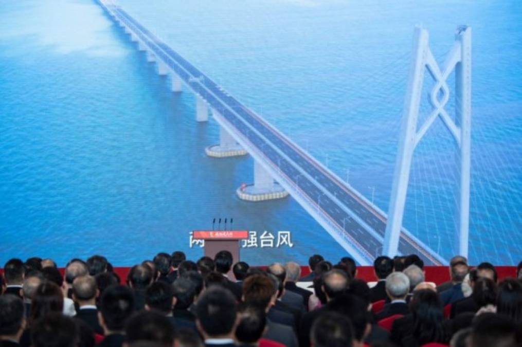 Inauguran megapuente que une China Continental con Hong Kong