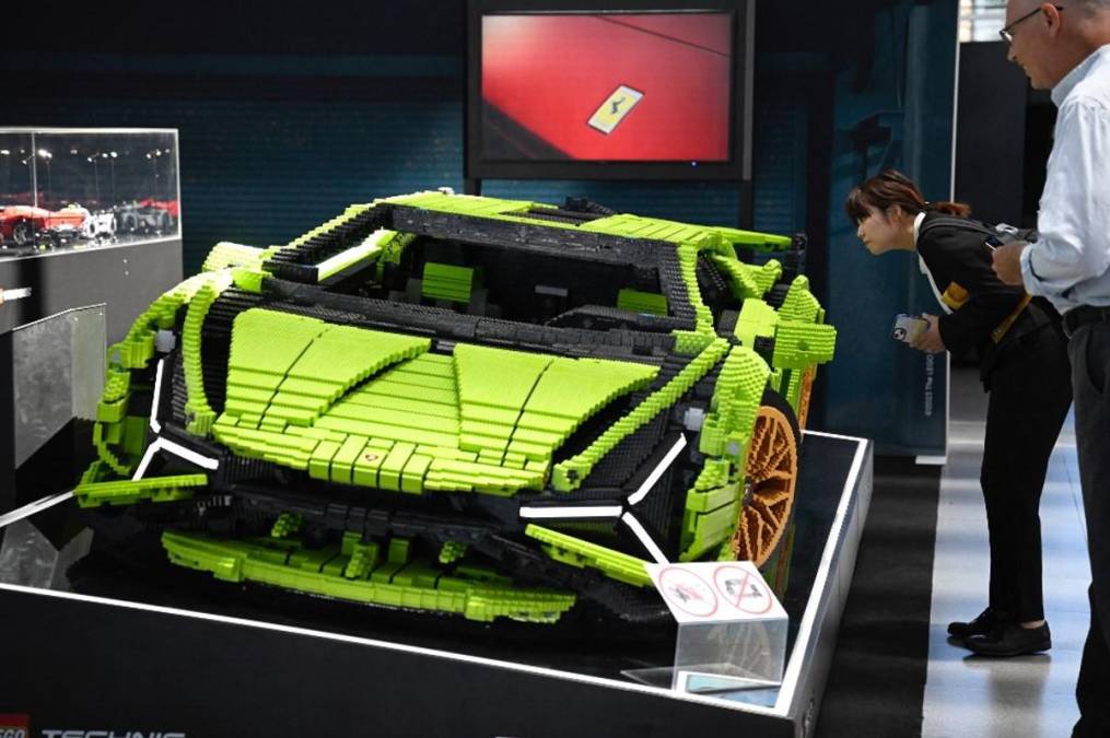 <i>La gente inspecciona un automóvil hecho con ladrillos Lego que se exhibe en el Salón Internacional del Automóvil (IAA) en Múnich, sur de Alemania, el 4 de septiembre de 2023. Tobias SCHWARZ / AFP</i>