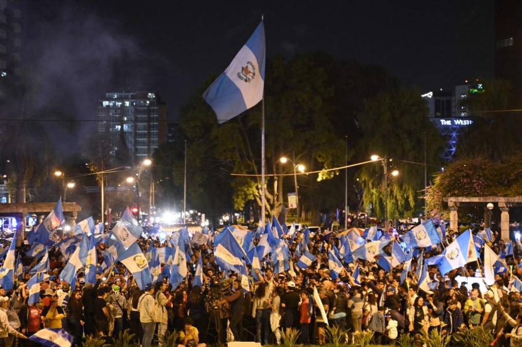 <i>Tras conocer los resultados preliminares. Los partidarios del candidato presidencial guatemalteco para el partido Semilla, Bernardo Arévalo, celebraron los resultados en la Ciudad de Guatemala, el 20 de agosto de 2023. (Foto por Johan ORDONEZ / AFP)</i>