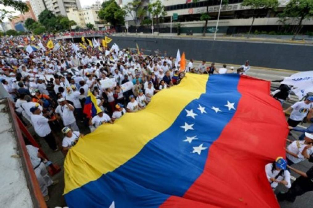 Oposición venezolana desafía a Maduro en las calles para exigir revocatorio
