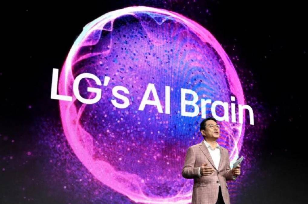 <i>El CEO de LG Electronics, William Cho, explicó que el papel integral de LG AI Brain, es aprovechar el vasto almacén de da datos de usuario para predecir las necesidades del usuario basado en las interacciones usuario-producto y el aprendizaje contextual. Realiza avanzados procesos de razonamiento y genera soluciones óptimas organizando las acciones de los dispositivos físicos. FOTO E&amp;N</i>