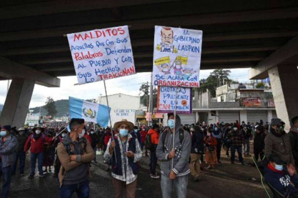 Las protestas obedecen a lo que la oposición considera un mal manejo de la pandemia de coronavirus por Giammattei, médico de profesión, pero también por la corrupción y la falta de vacunas anticovid.(Photo by Johan ORDONEZ / AFP)