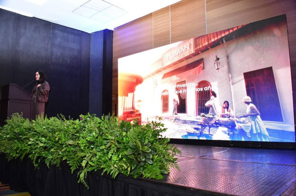 Marcas de relevancia en El Salvador compartieron sus experiencias en el camino a la construcción de la recordación. Entre ellas, la centenaria SIMAN, con 105 años de historia, atraviesan un proceso de rejuvenecimiento, sin perder su esencia, relató Ana Elisa Castro, Gerente de Mercadeo Regional de SIMAN.