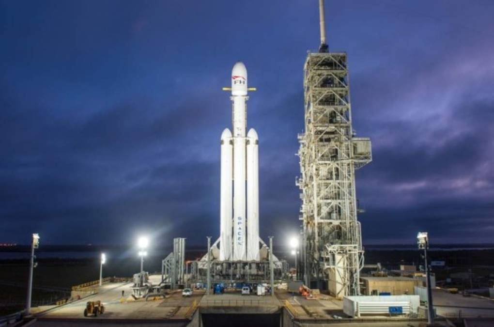 SpaceX listo para lanzar el cohete más poderoso del mundo